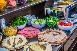 Free daily buffet breakfast  - Hotel Sno Kazbegi (Kazbegi)