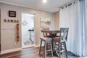 Dining - Beachside Bliss: Pool View, King Bed, Walk to Fun! (Hilton Head Island)