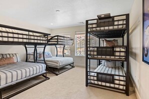 5 Schlafzimmer, Schreibtisch, Bügeleisen/Bügelbrett, Reisekinderbett