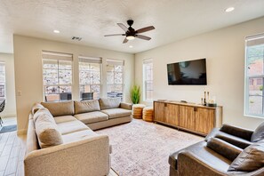 Fernseher, Tischfußball, Tischtennisplatte