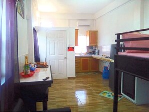 Een koelkast, een microgolfoven, een kookplaat