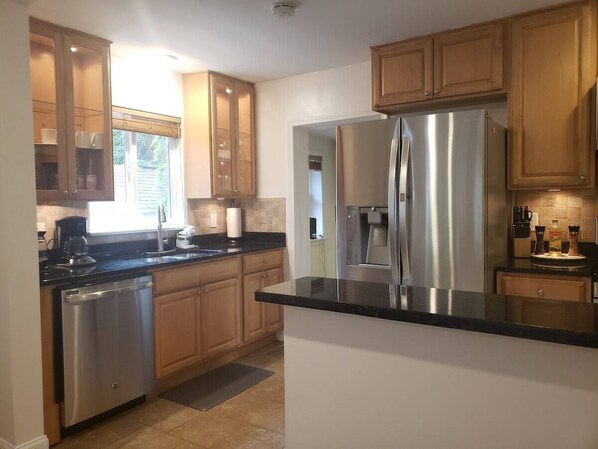 Fridge, microwave, oven, stovetop - Amazing Escape - 4 BEDS, 3 BEDROOMS, Private Deck near DC (Annandale)