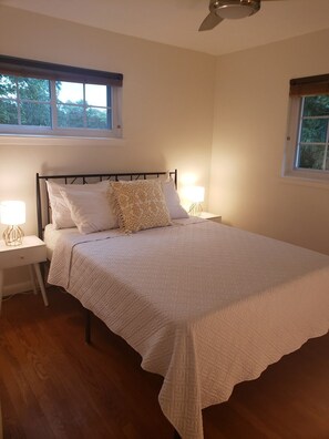 3 bedrooms, iron/ironing board, free WiFi, bed sheets - Amazing Escape - 4 BEDS, 3 BEDROOMS, Private Deck near DC (Annandale)
