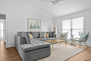 Smart TV, stereo - Newly Remodeled! 5 Min to Beach, Private Pool, Outdoor TV, Fire Pit & Bikes! (Marco Island)