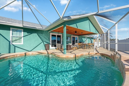 Newly Remodeled! 5 Min to Beach, Private Pool, Outdoor TV, Fire Pit & Bikes!