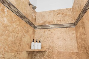 Bathtub, hair dryer, towels - Capitola Village Home with Parking Spot (Capitola)