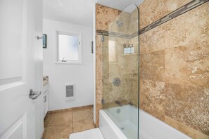Baignoire, sèche-cheveux, serviettes fournies