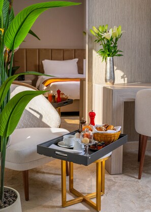 Literie de qualité supérieure, matelas mémoire de forme, minibar, bureau