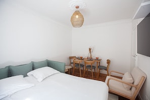 Appartement Classique, salle de bains attenante | Bar lounge