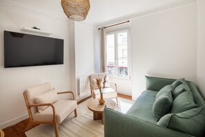 Classic Apartment, Ensuite | Lounge - Eiffel Tower Rue Cler (Paris)