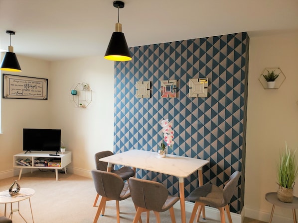 Deluxe Apartment, Ensuite, City View | Lounge