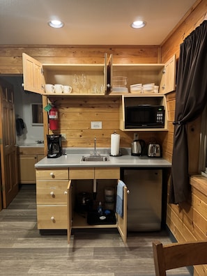 Deluxe Suite, Private Bathroom (Suite 2 & 4) | Shared kitchen