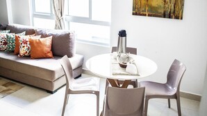 Apartemen Superior | Area keluarga | Smart TV 42-inci dengan saluran TV digital