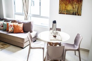 Superior-Apartment | Wohnbereich | 42-Zoll-Smart-TV mit Digitalempfang