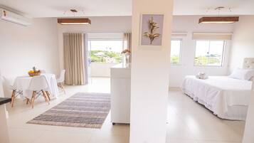 1 habitación, decoración personalizada, muebles diferentes y escritorio