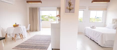 Superior-Apartment, Balkon, Seeblick | 1 Schlafzimmer, individuell dekoriert, individuell eingerichtet