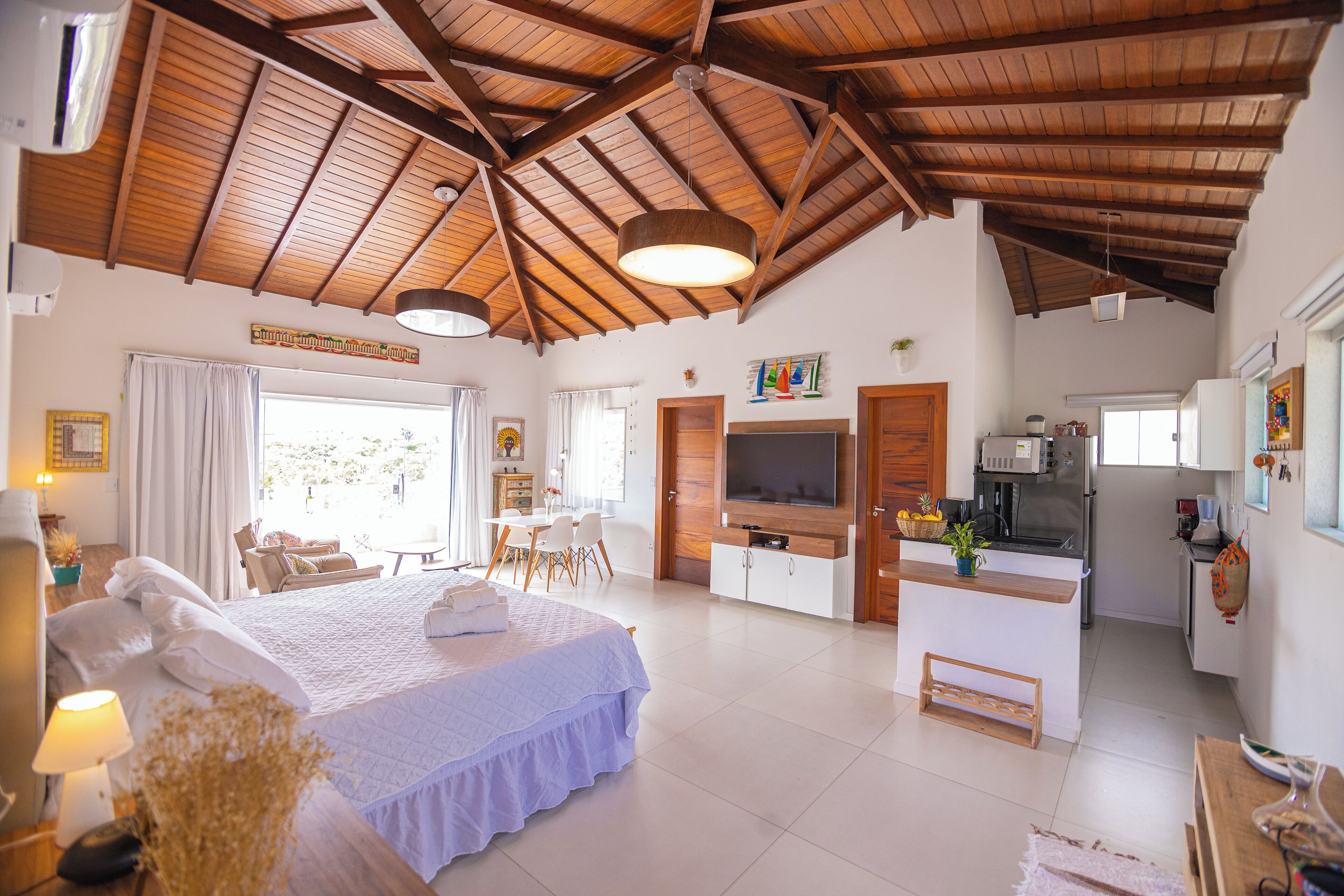 1 habitación, decoración personalizada, muebles diferentes y escritorio 