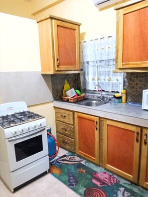 Kühlschrank, Mikrowelle, Herdplatte, Wasserkocher