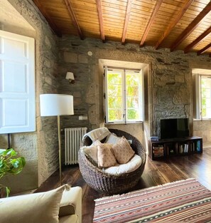 スマートテレビ、DVD プレーヤー、書庫