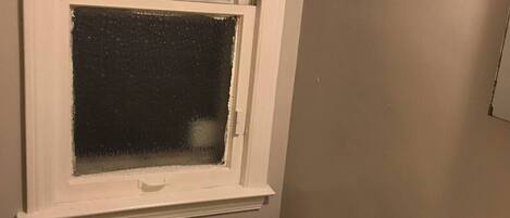 Combinazione doccia/vasca, asciugacapelli, asciugamani, sapone