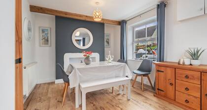 Ocean Cottage - Walk to Beach, Countryside Views