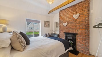 3 bedrooms, iron/ironing board, travel cot, free WiFi