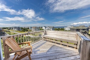 Property grounds - Soundview Dog Friendly w/ Pool, Hot Tub, Cargo Lift, Boat and Windsports Access (Salvo)