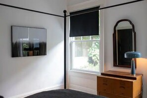 2 bedrooms, iron/ironing board, travel cot, free WiFi