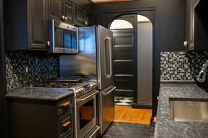 Kühlschrank, Mikrowelle, Ofen, Herdplatte