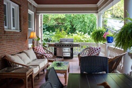 Lovely 2 bedroom apartment with indoor fireplace!