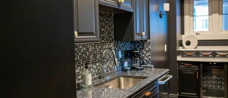 Køleskab, mikrobølgeovn, ovn, kogeplade