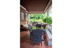 屋外ダイニングエリア