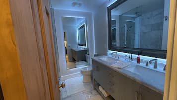 Douche, sĂšche-cheveux, serviettes fournies, savon