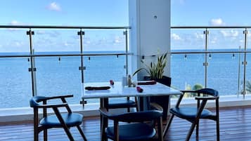 Petit déjeuner, déjeuner et dßner servis sur place, vue sur la piscine