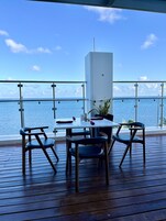 Se sirven desayunos, almuerzos y cenas; junto a la piscina