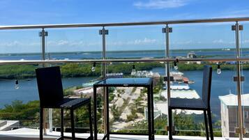 Petit déjeuner, déjeuner et dßner servis sur place, vue sur la piscine