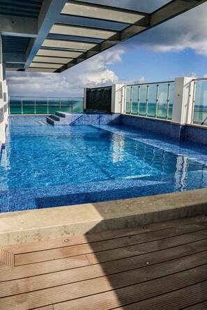 Outdoor pool - The Watermark Hotel (San Pedro)
