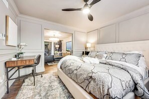 1 dormitorio, escritorio, tabla de planchar con plancha y cuna de viaje