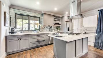 Réfrigérateur, four à micro-ondes, un four, surface de cuisson