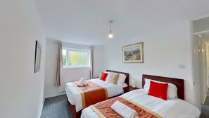 Comfort House | 4 bedrooms, iron/ironing board, free WiFi - Eyrescroft House (Peterborough)