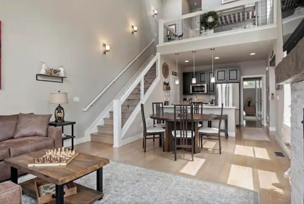 Smart-TV, Kamin, Bücher, Computerbildschirme