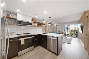 Frigorifero con congelatore, microonde, forno, piano cottura