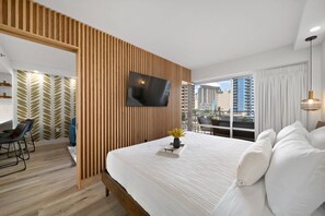 1 camera, una scrivania, ferro/asse da stiro, culla da viaggio