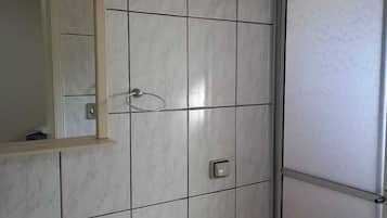 Quarto quádruplo básico | Banheiro