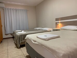 基础四人房 | 客房内用餐