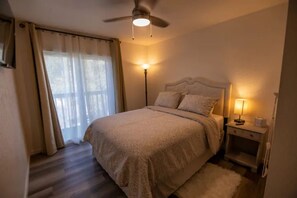 2 makuuhuonetta, työpöytä, silitysrauta/-lauta, ilmainen Wi-Fi