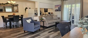 Clean and quiet 2/1.5 townhouse 4 miles from airport
