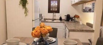 Clean and quiet 2/1.5 townhouse 4 miles from airport