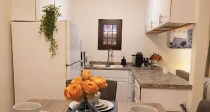 Clean and quiet 2/1.5 townhouse 4 miles from airport