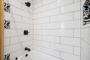 Combined shower/bathtub, towels, soap, toilet paper - Lucky's Canoe & Kayak Cabin #2 - Caddo River Access! (Glenwood)